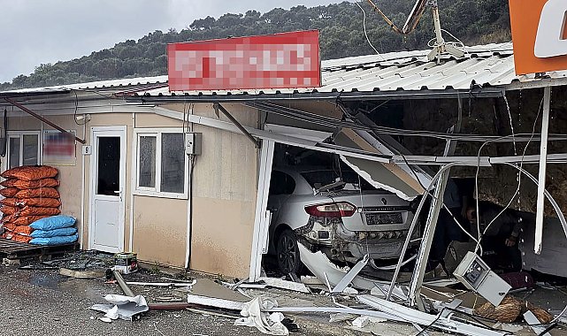 Otomobilin prefabrik iş yerlerine çarptığı anlar kamerada