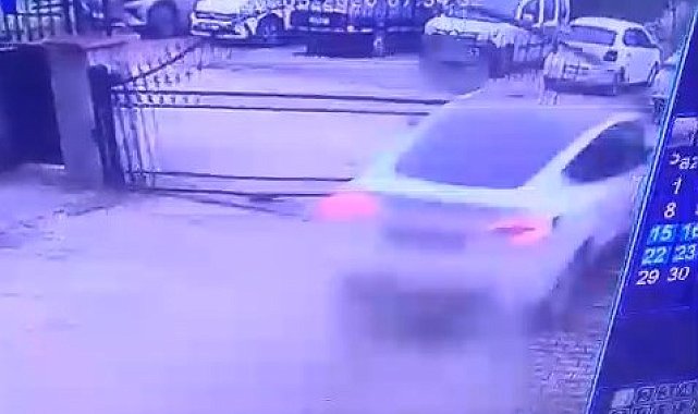 Otomobilin sitenin demir kapısını kırdığı kaza anı kamerada