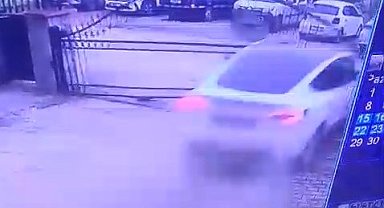 Otomobilin sitenin demir kapısını kırdığı kaza anı kamerada