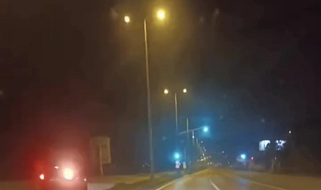 Otomobilin ters yönde ilerlediği anlar kamerada