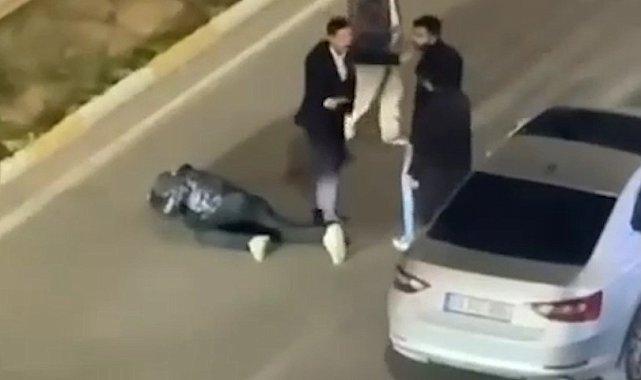 Otomobilinden indirip sopayla dövdüler; o anlar kamerada