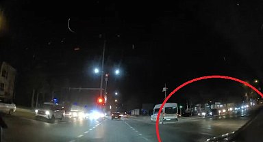 Otomobiliyle başka bir araca çarpıp kaçtı; o anlar kamerada