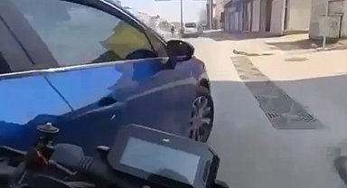 Otomobille çarpışıp elektrik panosuna savrulan motosikletin sürücüsü yaralandı