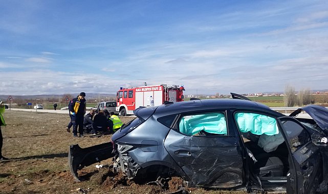 Otomobille hafif ticari aracın çarpıştığı kaza kamerada; 1'i çocuk, 6 yaralı