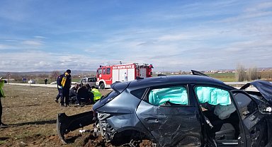 Otomobille hafif ticari aracın çarpıştığı kaza kamerada; 1'i çocuk, 6 yaralı