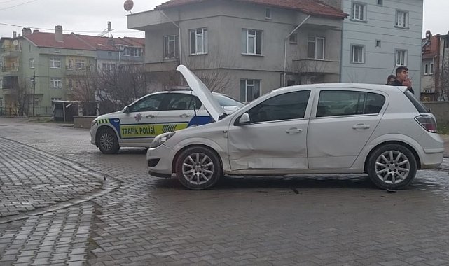 Otomobiller çarpıştı; aynı aileden 1'i çocuk 3 yaralı