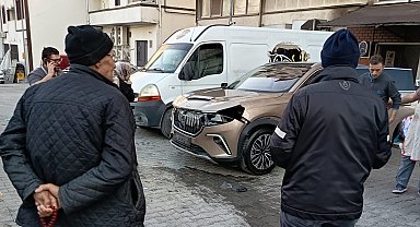 Otoparktan çıkarken fren yerine gaz pedalına bastı, 5 araca çarptı