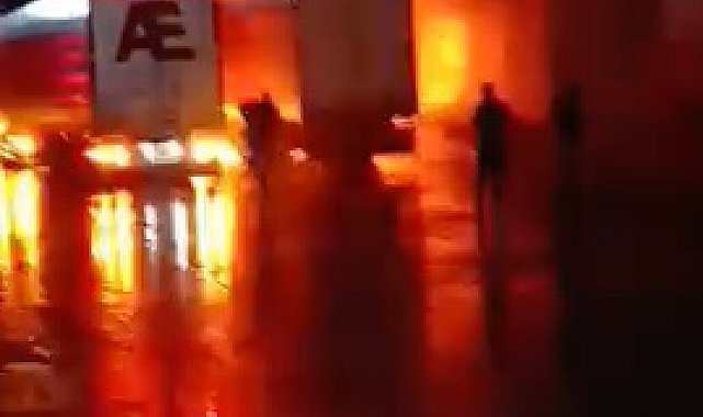 Park halindeki 2 TIR alev alev yandı