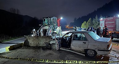 Park halindeki iş makinesine çarpan otomobilin sürücüsü öldü