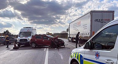 Park halindeki TIR'a çarpan otomobilin sürücüsü yaralandı