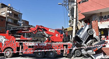 Rampada geri kayan vinç, 2 otomobili ezip, aydınlatma direği ile iş yerine çarptı