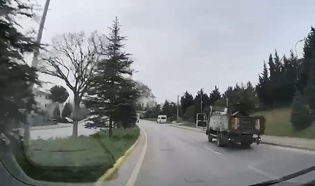 Rampada kayan kamyon refüje çıkıp devrildi