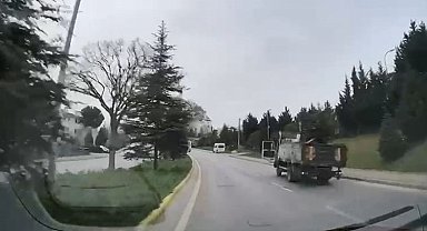 Rampada kayan kamyon refüje çıkıp devrildi