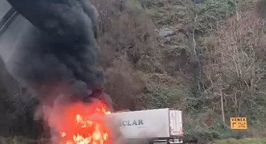 Rize'de Karadeniz Sahil Yolu'nda TIR alev aldı
