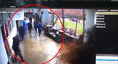 Sağanak sonrası muhtarlık ofisini su bastı; kaçış anı kamerada