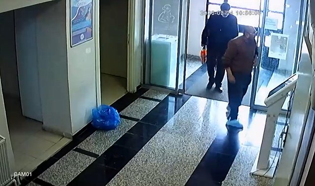 Sağlık merkezine çamurlu çizmelerini çıkarıp galoşla girdi; o anlar kamerada