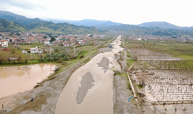 Salihli'de dereler taştı, tarım arazileri su altında kaldı