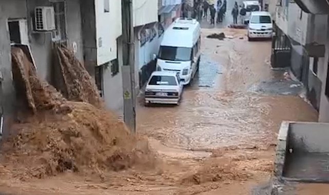 Şanlıurfa'da sağanak nedeniyle cadde ve sokaklar göle döndü