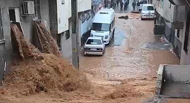 Şanlıurfa'da sağanak nedeniyle cadde ve sokaklar göle döndü