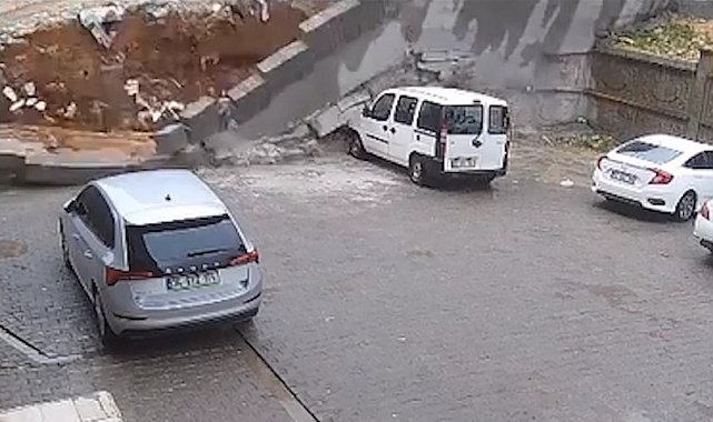 Şanlıurfa'da sağanak nedeniyle cadde ve sokaklar göle döndü
