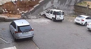 Şanlıurfa'da sağanak nedeniyle cadde ve sokaklar göle döndü