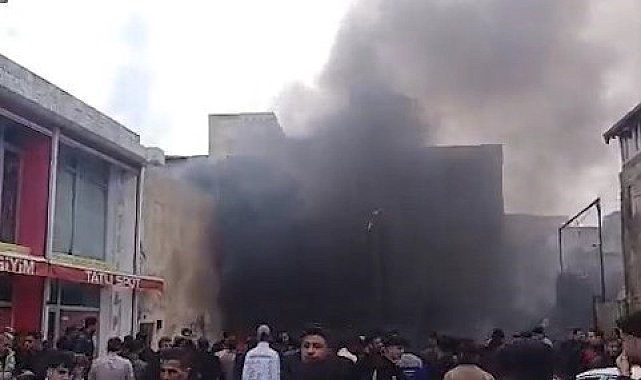 Şanlıurfa'da trafodaki patlamada park halindeki 4 araç hasar gördü