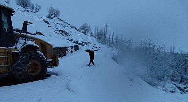 Sason'da kar yağışı nedeniyle 15 köy yolu ulaşıma kapandı