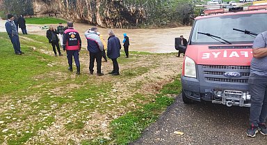 Sel suyuna kapılıp, mağaraya sığınan 4 çiftçi kurtarıldı