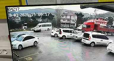 Servis minibüsü ile otomobil çarpıştı: 7 yaralı