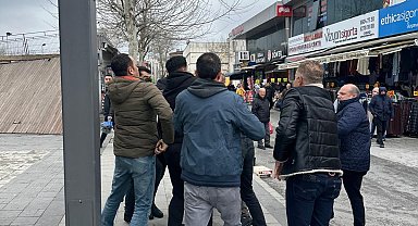 Seyyar satıcıların zabıta görevlilerine saldırı anı kamerada: 2 yaralı, 2 tutuklama
