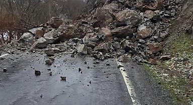 Şırnak'ta kaya düşmesi nedeniyle köy yolu ulaşıma kapandı