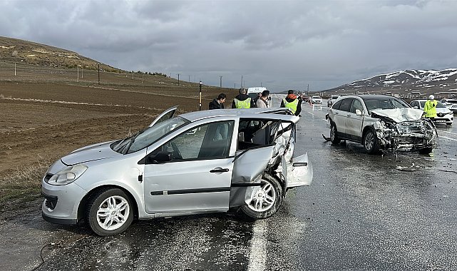 Sivas'ta 3 aracın karıştığı zincirleme kaza: 1 ölü, 5 yaralı