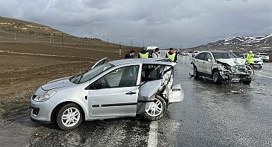 Sivas'ta 3 aracın karıştığı zincirleme kaza: 1 ölü, 5 yaralı
