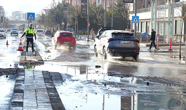 Sivas'ta ana şebeke borusu patladı; yol çöktü