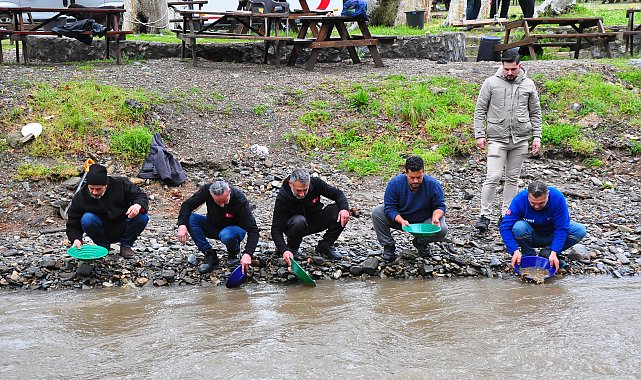 Sosyal medyada toplanan altın avcıları, yağışa rağmen İzmir'de derede altın aradı