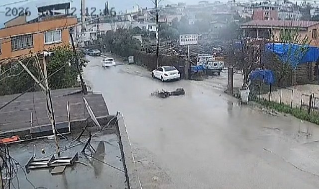 Su birikintisine giren motosiklet devrildi; kaza anı kamerada