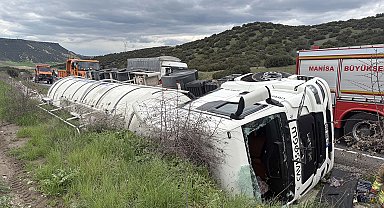 Tanker, yağmur suyu tahliye kanalına devrildi: 1'i ağır, 3 yaralı
