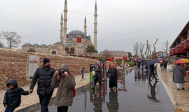 Tarih kenti Edirne'ye, bayramda yağmura rağmen ziyaretçi akını
