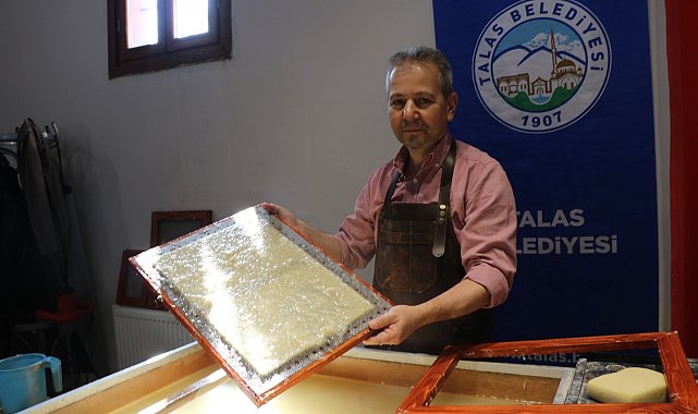 Tarihi konak atölyeye çevrildi; 2 bin yıllık yöntemle sanatsal kağıtlar üretiliyor