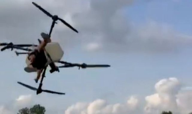Tarım dronuna tutunan çiftçinin düştüğü anlar kamerada
