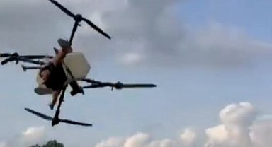 Tarım dronuna tutunan çiftçinin düştüğü anlar kamerada