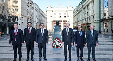 TBMM Başkanı Kurtulmuş, Bükreş'teki Atatürk Anıtı'nı ziyaret etti