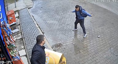 Tekel bayisinde taşlı sopalı kavga kamerada