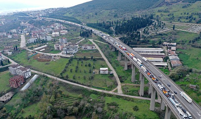 TEM'de 2 TIR ve 2 otomobil çarpıştı; araç kuyruğu dron kamerasında