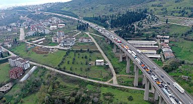 TEM'de 2 TIR ve 2 otomobil çarpıştı; araç kuyruğu dron kamerasında