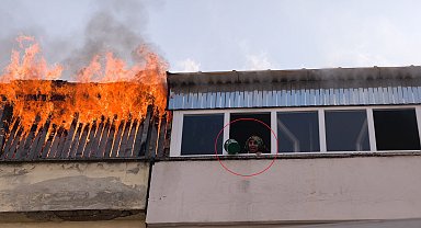 Teras katta yangın çıktı; bitişik binadaki kadın, kova ile pencereye çıkıp yardım istedi