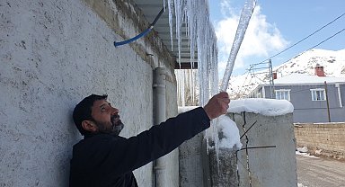 Termometreler eksi 18'i gördü, binalarda 3 metrelik buz sarkıtları oluştu