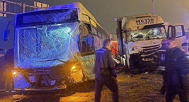 TIR, kavşakta otobüsüne çarptı: 1 yaralı