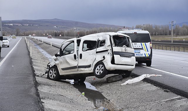 TIR'a çarpan hafif ticari aracın sürücüsü ağır yaralandı