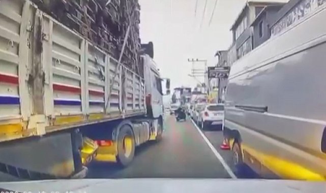 TIR'dan inip, bıçakla otomobile saldırdılar